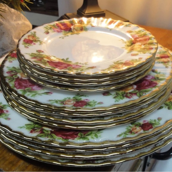 Royal Albert Old Country Rose plate set - Picture 7 of 10